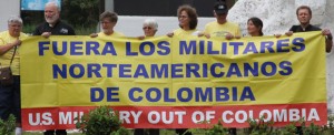 En la foto de archivo: activistas de SOAW, entre ellos el padre Roy Bourgeois y José Milligan, bloquea actualmente la entrada a la Base Militar de Tolemaida en Colombia, año 2009