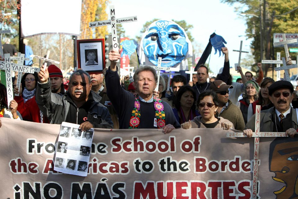 El padre Melo, lado izquierdo, junto a Roy Bourgeois, al centro, en las protestas contra la Escuela de las Américas