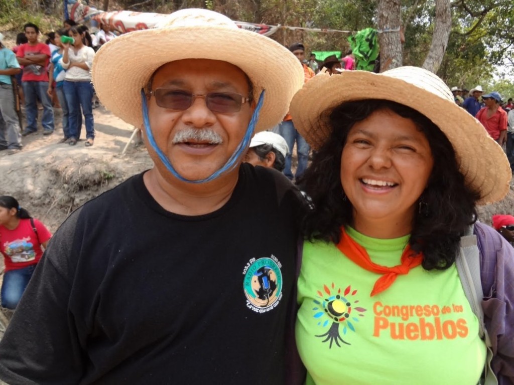 El padre Melo con Berta Cáceres quien fue asesinada en Honduras