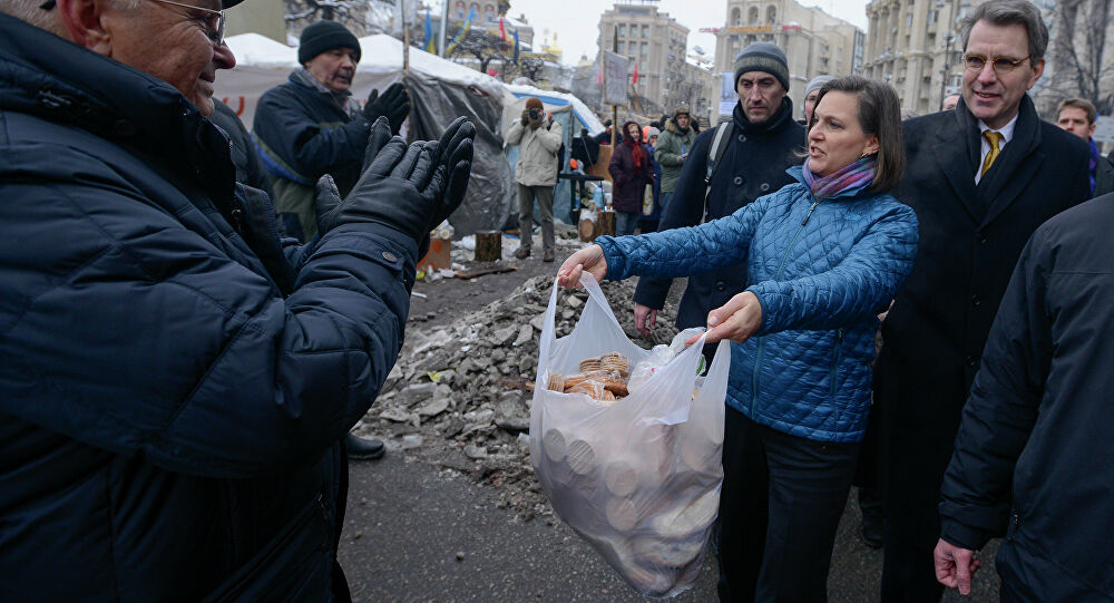 La embajadora de EEUU Victoria Nuland participó personalmente en las manifestaciones que la extrema derecha escenificaba en la Plaza Maidan de Kiev a finales de diciembre del 2013 en Ucrania.