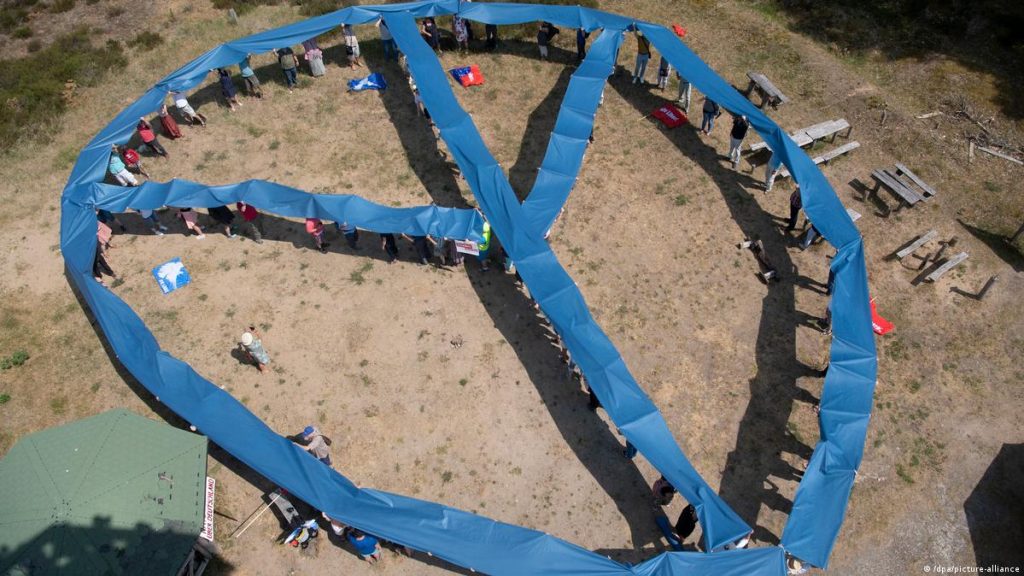 Activistas del Partido de la Izquierda hacen símbolo de la paz en contra de los ejercicios en Alemania. Foto DW